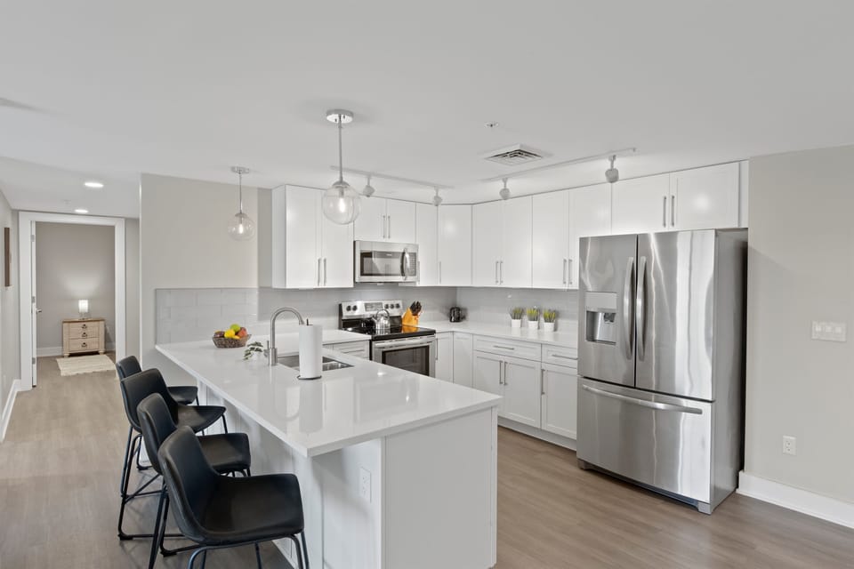 Modern, light-filled apartment with a sleek kitchen and cozy living space. Perfect for relaxation and entertaining. 🏙️🍽️🌿