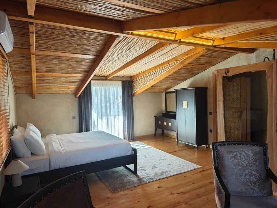King size bed, 2 balconies, private bathroom