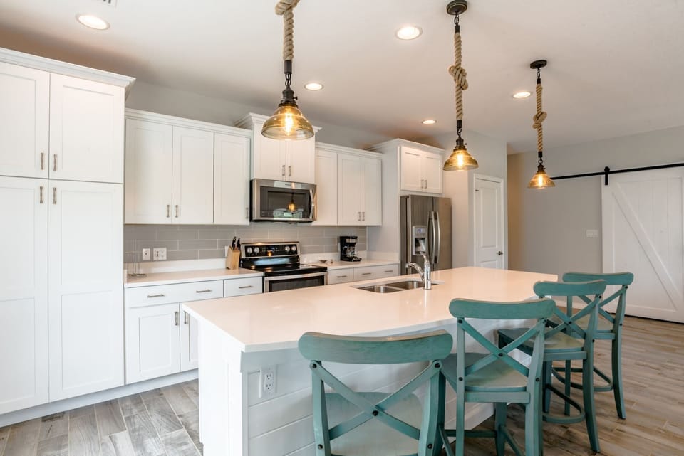 Lost Key Coastal Pointe Kitchen Bar Seating for 4