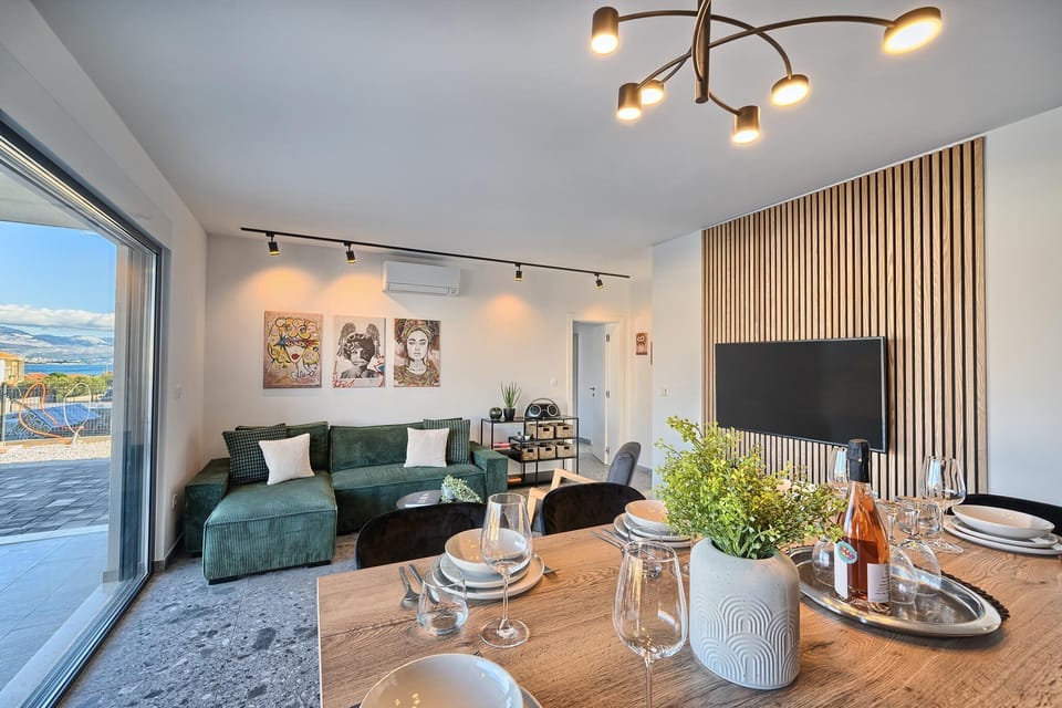 Open Floor Living Space (1)