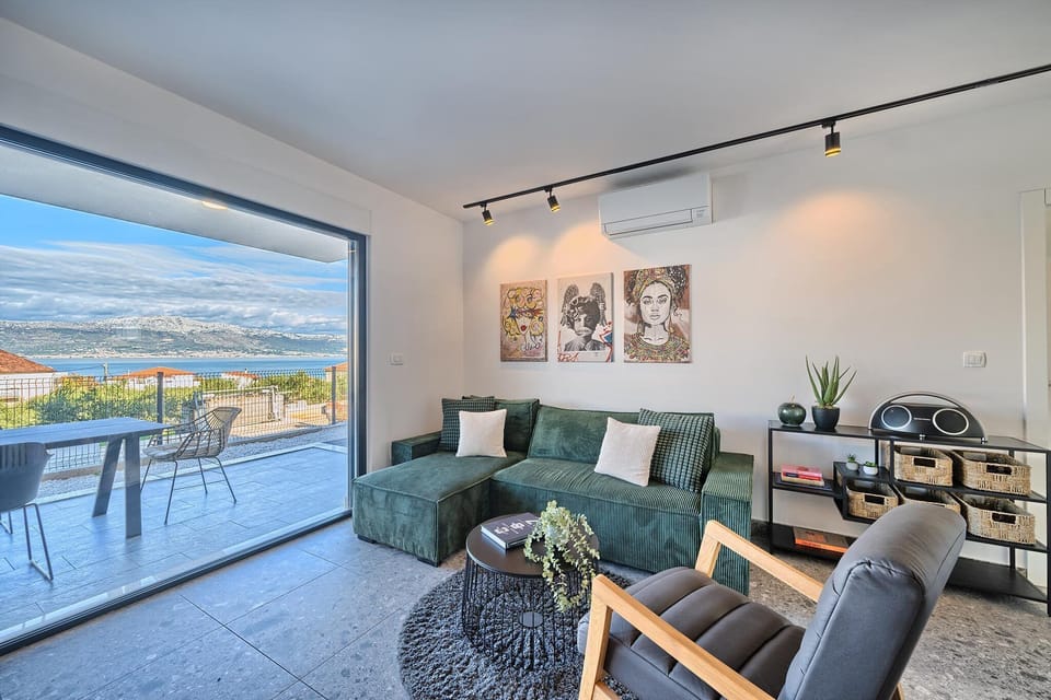 Open Floor Living Space (2)