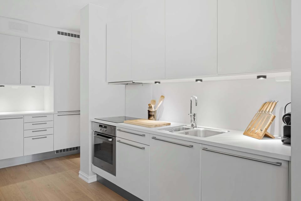 All essentials for home cooking, including stovetop and oven.