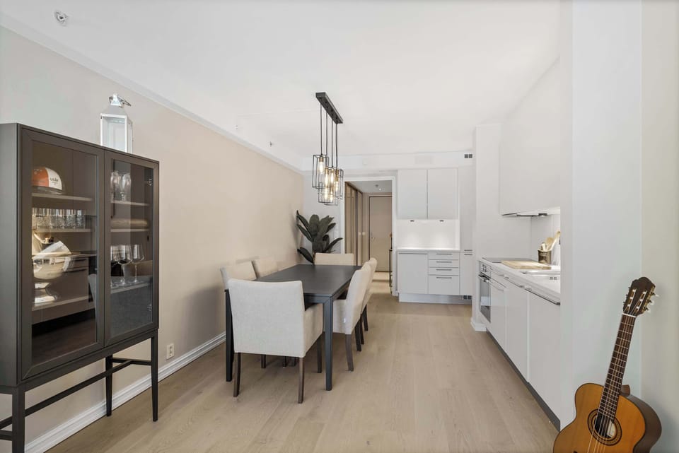 Fully equipped for home-cooked meals, with coffee, oven, and dining area.
