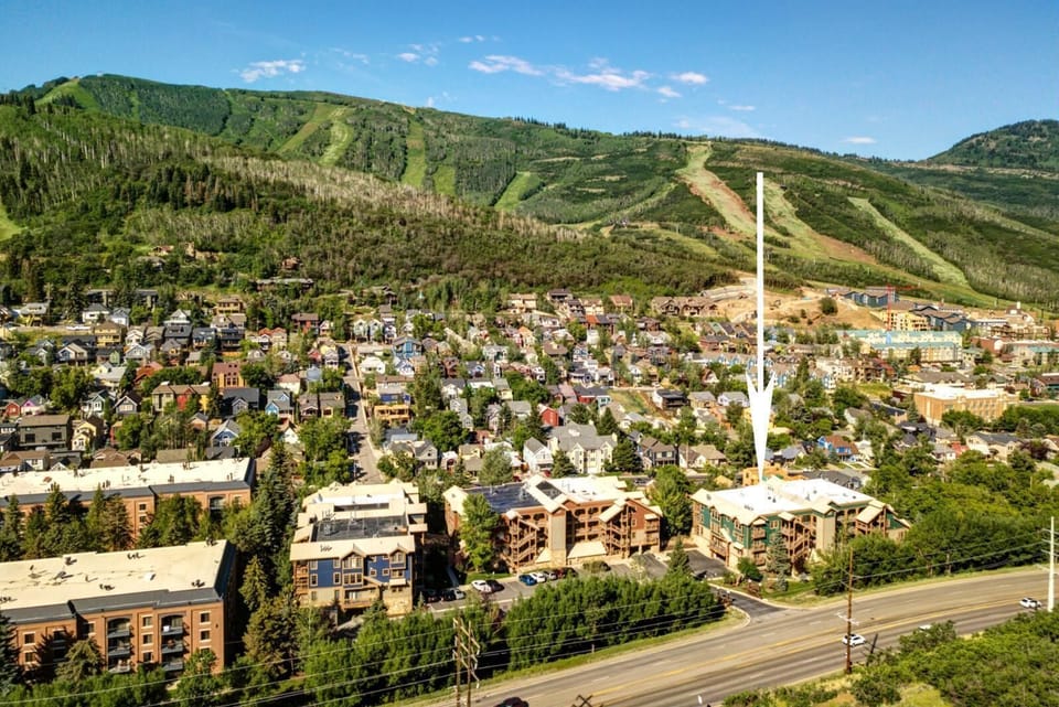 Take in peaceful views of Park City’s iconic mountain backdrop from your private balcony or hot tub. TPC-102C
