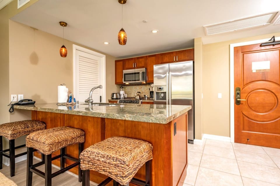 HKH-344 Step into a kitchen that inspires island-style entertaining