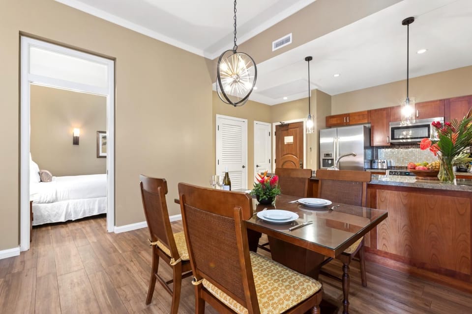 Warm island tones welcome you to dine, relax, and unwind. HKK-112