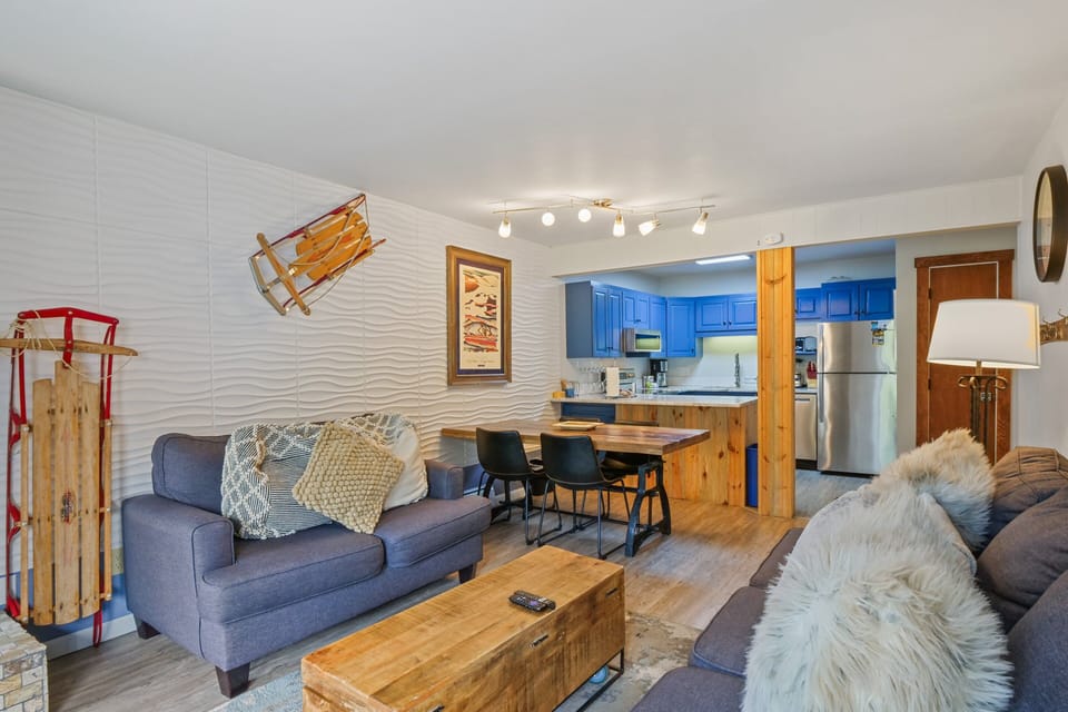 Furniture, Indoors, Living Room, Couch, Floor