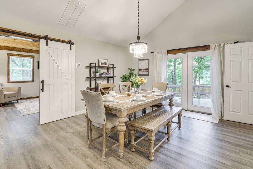 Dining Area | Dishware/Flatware Provided | Main Floor