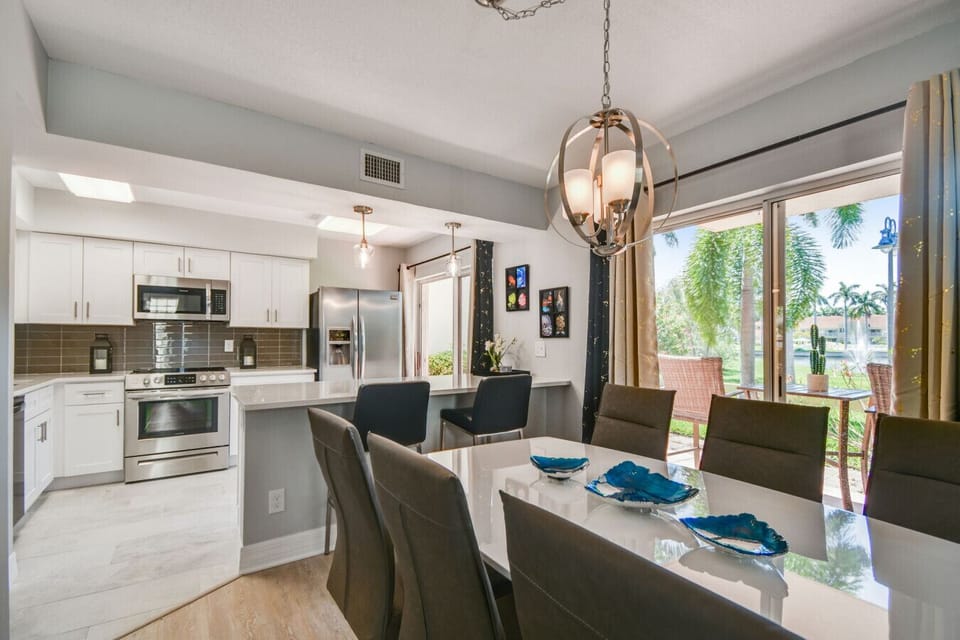 Dining Area with Seating for 6
