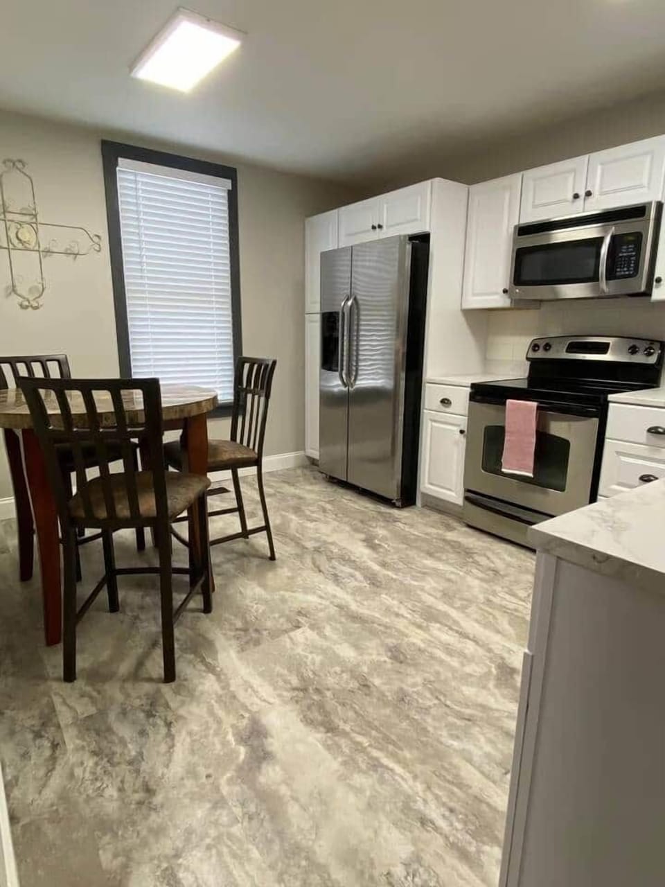 Big Kitchen with everything you need for preparing a great meal!
