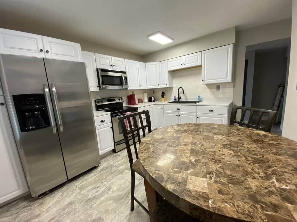 Big Kitchen with everything you need for preparing a great meal!