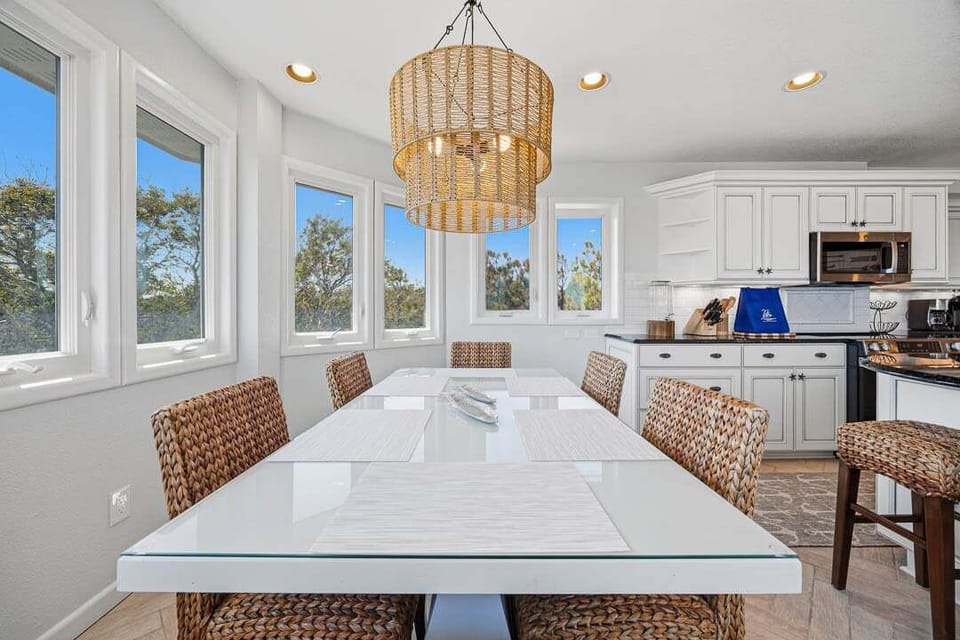 Top-Level Dining Room with Table (seats 6)