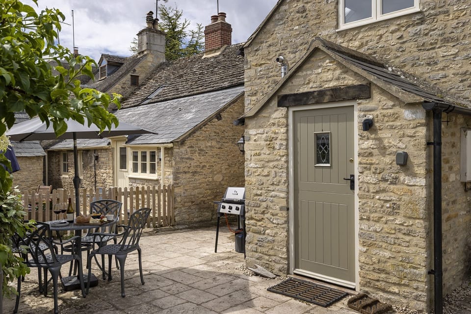 The Roost Terrace - StayCotswold