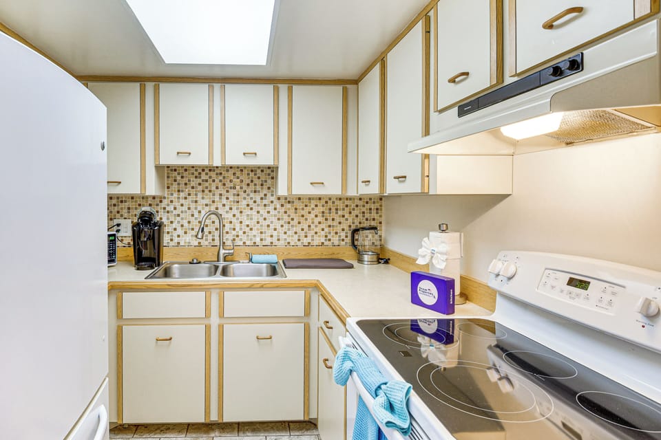 Kitchen | Keurig Coffee Maker | Blender | Toaster | Cooking Basics