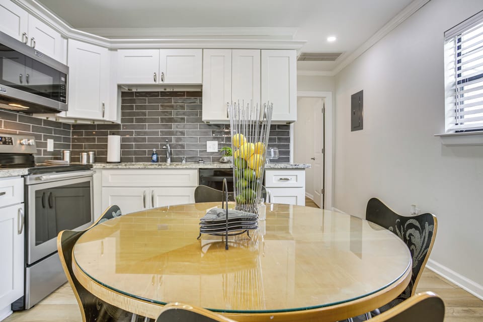Dining Area | Dishware/Flatware Provided