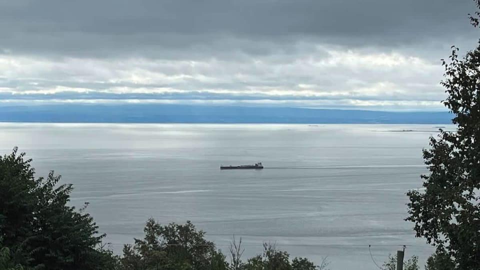 Voyez les bateaux qui passent de notre terrasse