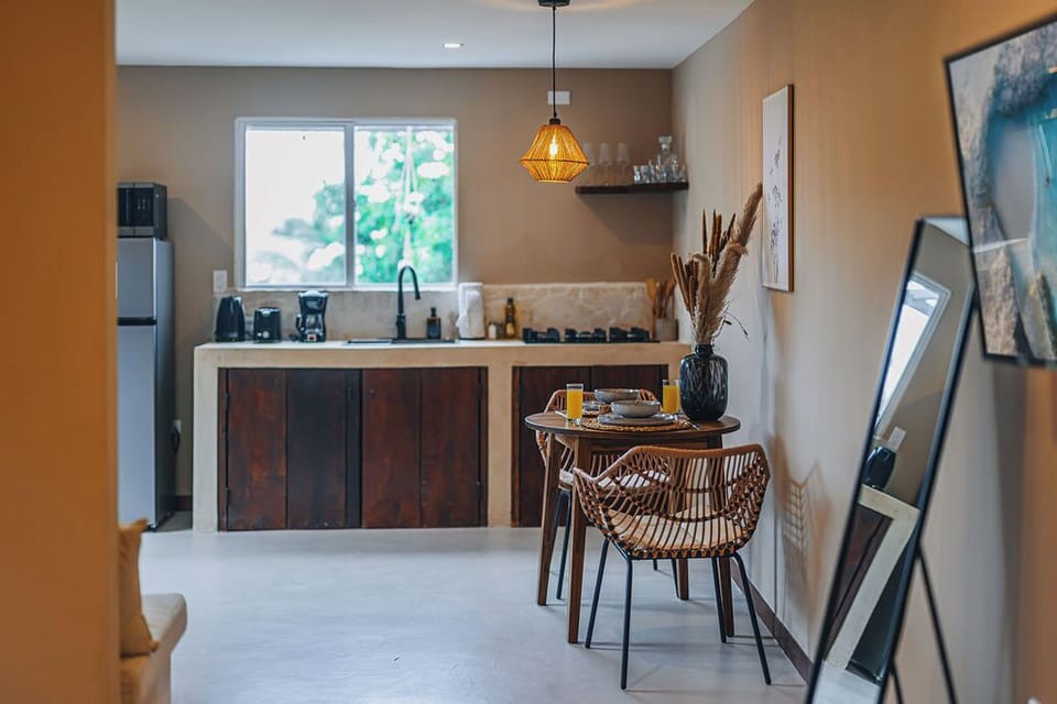 Open kitchen and dining area with warm tones and natural textures – ideal for cooking and gathering.

