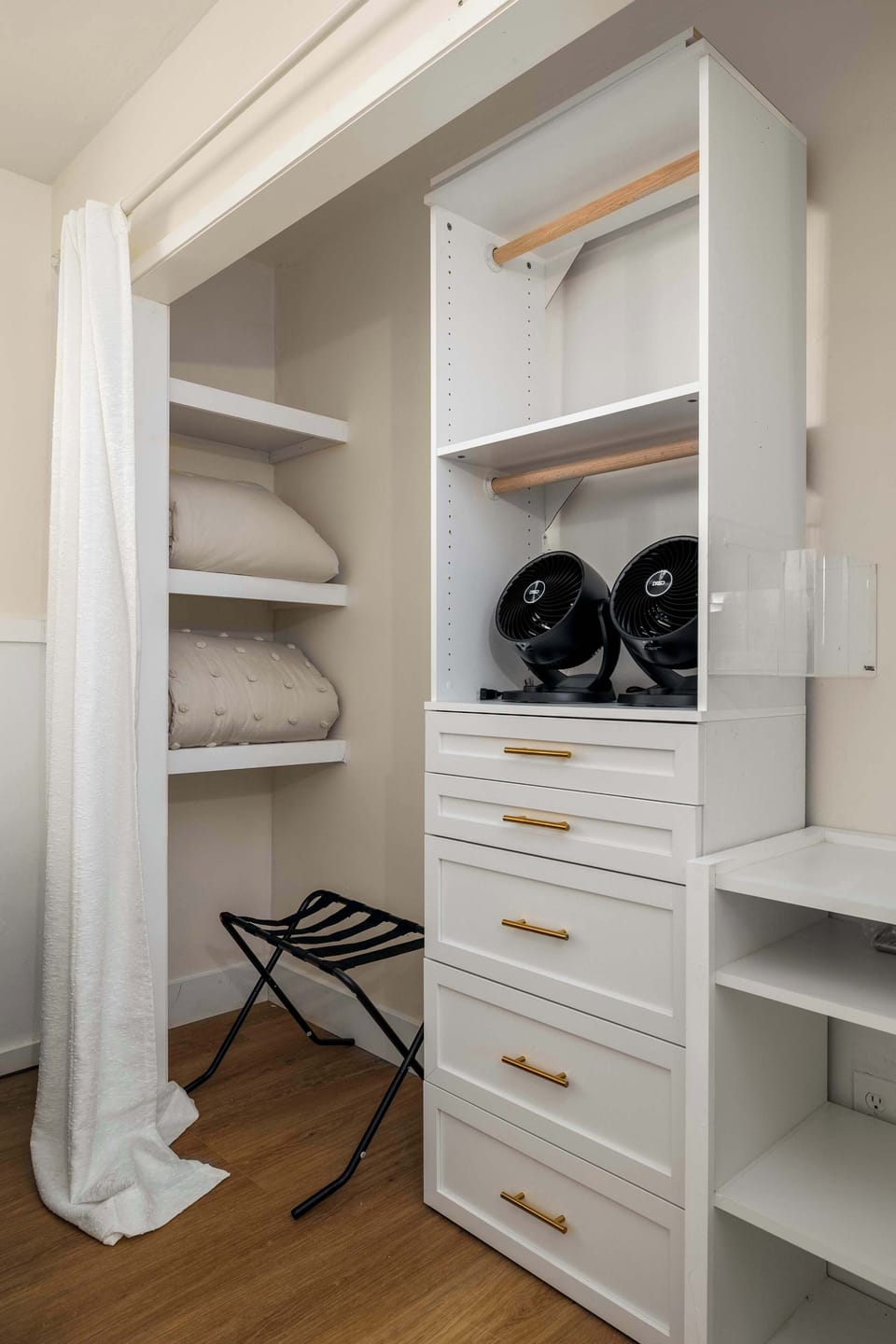 Queen bed bedroom Closet