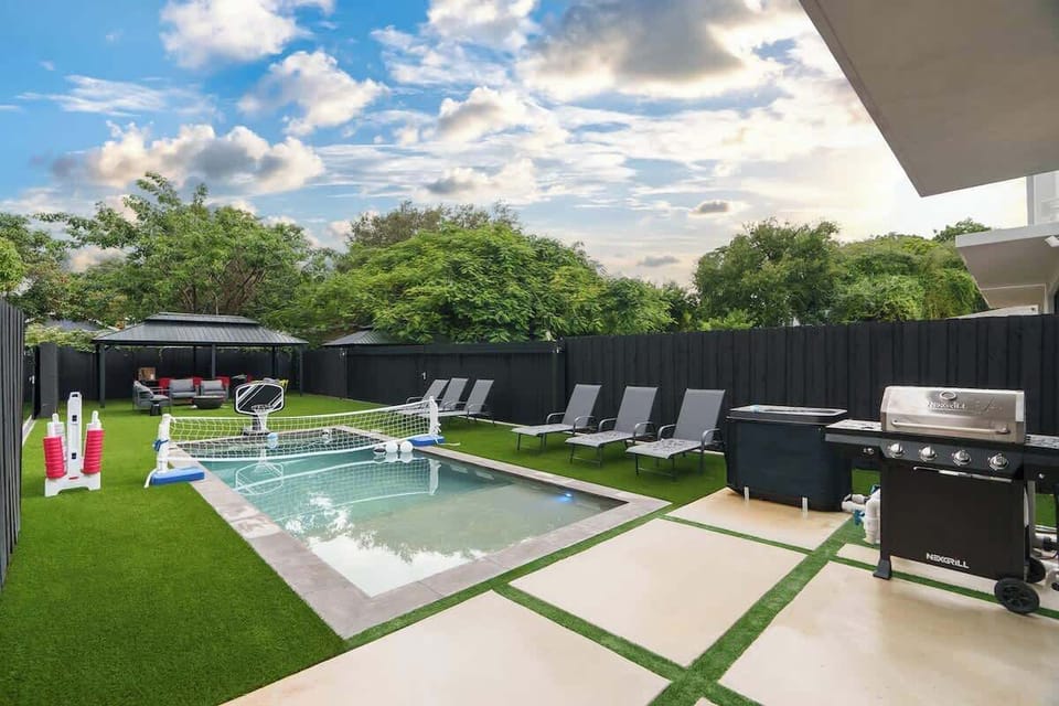  Step into your private outdoor paradise designed for both relaxation and fun. Start a friendly ping-pong competition, challenge your friends to a game of water volleyball, or simply unwind by the pool on a comfortable lounger.