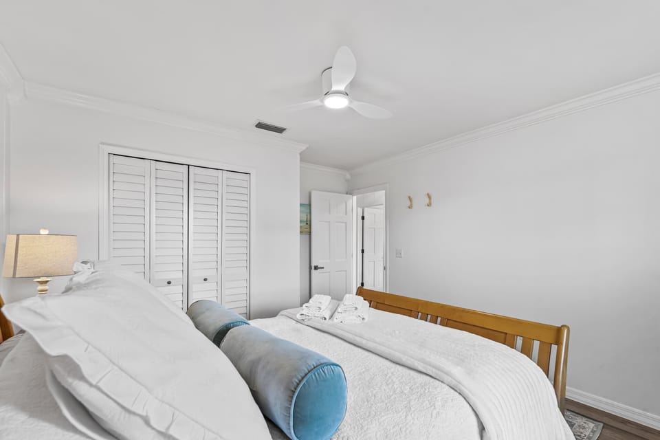 2nd Bedroom upstairs ( 1 queen bed)