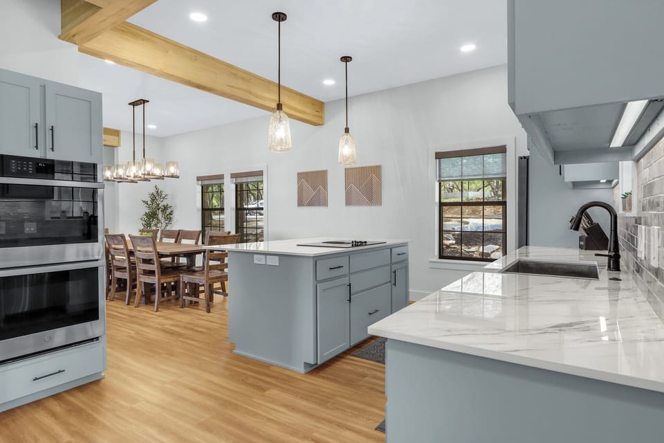 Large center island for preparing meals