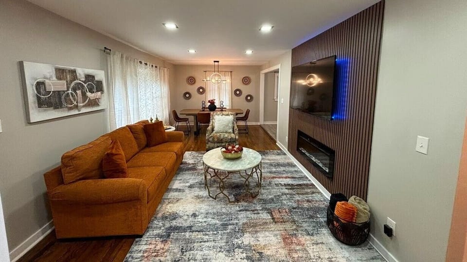 Spacious living area with Smart TV, WiFi and Fireplace.