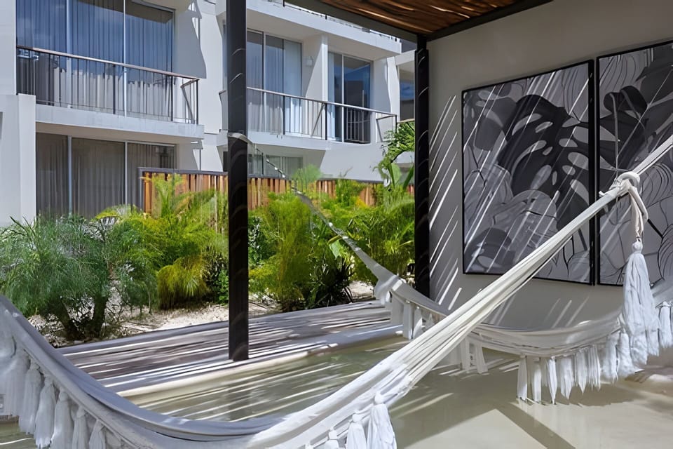 On site,Off site,Seating area,Coffee / tea facilities,Area and facilities,Balcony / Terrace,Patio,Nearby landmark,Location,View(from property / room),Landmark view