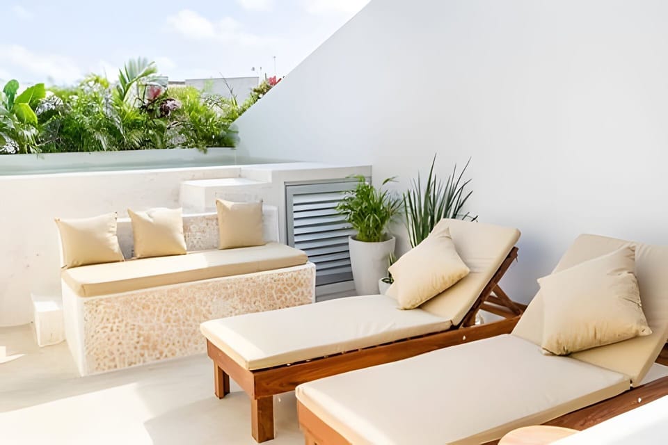 On site,Off site,Seating area,Coffee / tea facilities,Area and facilities,Balcony / Terrace,Patio,Nearby landmark,Living Room,Location,View(from property / room),Landmark view