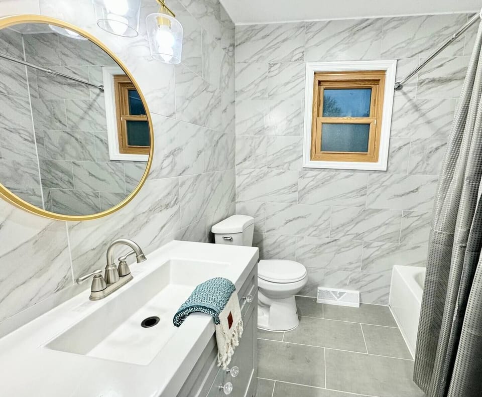 Full bathroom 1