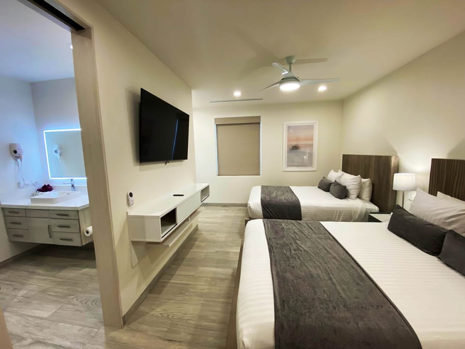1st Bedroom With Bathroom Access