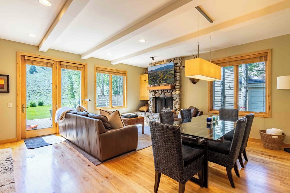 Great Living + Dining!