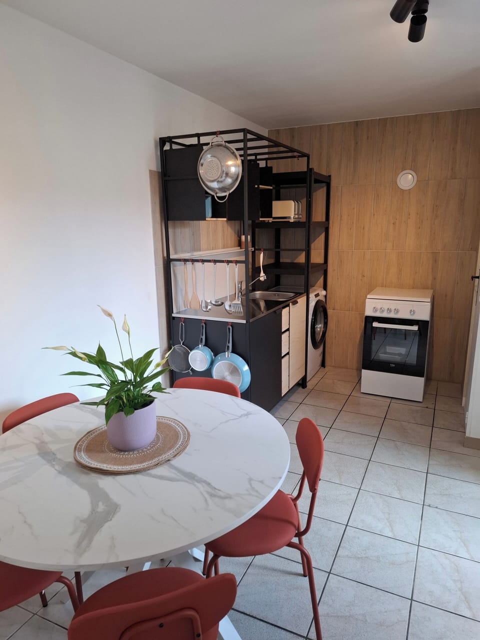 Bright kitchen which is well equipped. 