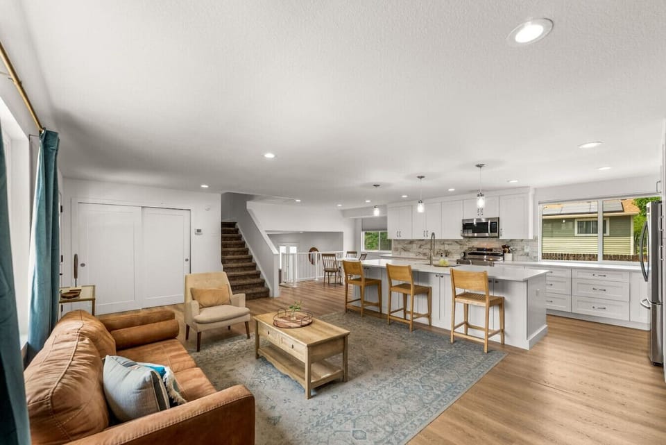 Spacious, open floor plan with plenty of seating