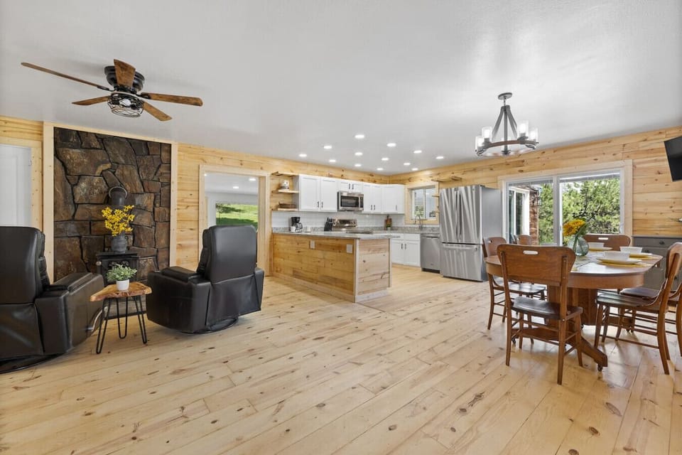 This spacious and bright cabin features an open-concept living area, a fully equipped kitchen with an island, and a dining space, perfect for gathering with loved ones.