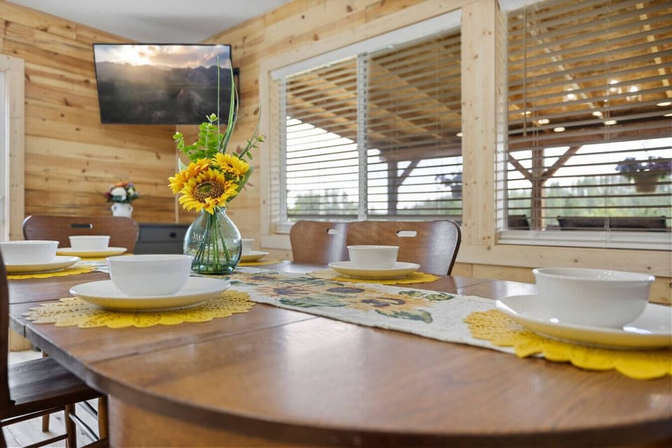 Dine with a front-row seat to nature, thanks to stunning scenic views just beyond the windows.