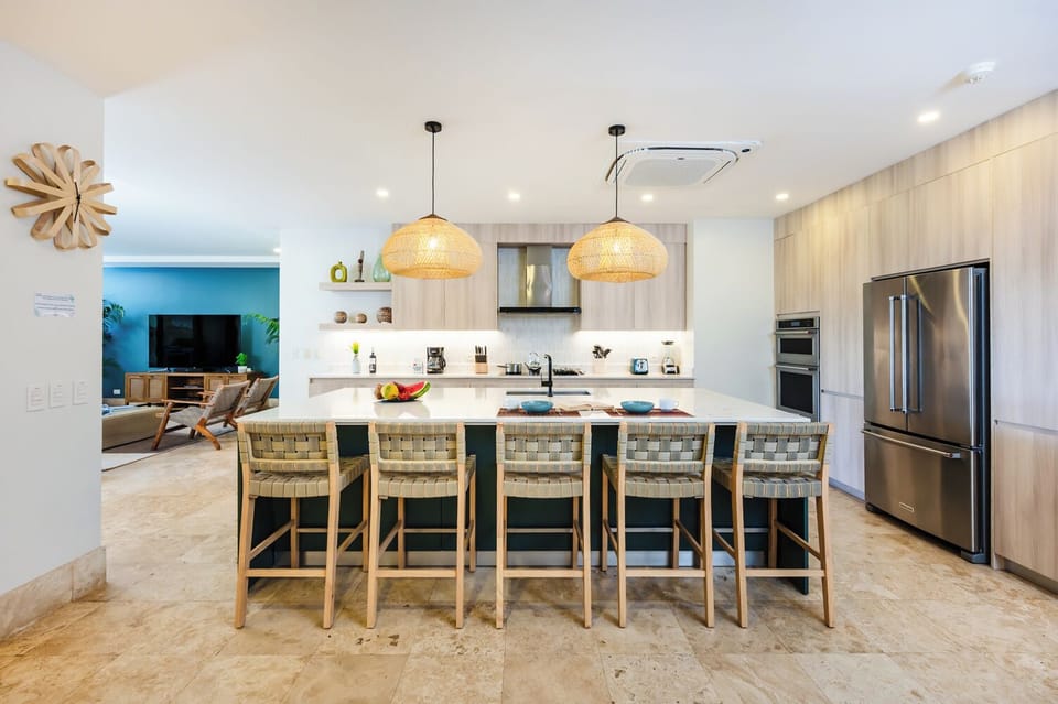 Prepare meals with ease at the spacious kitchen counter of this Langosta Beach apartment. Fully equipped and open to the living area, it’s perfect for family gatherings, group breakfasts during your Tamarindo vacation rental stay.