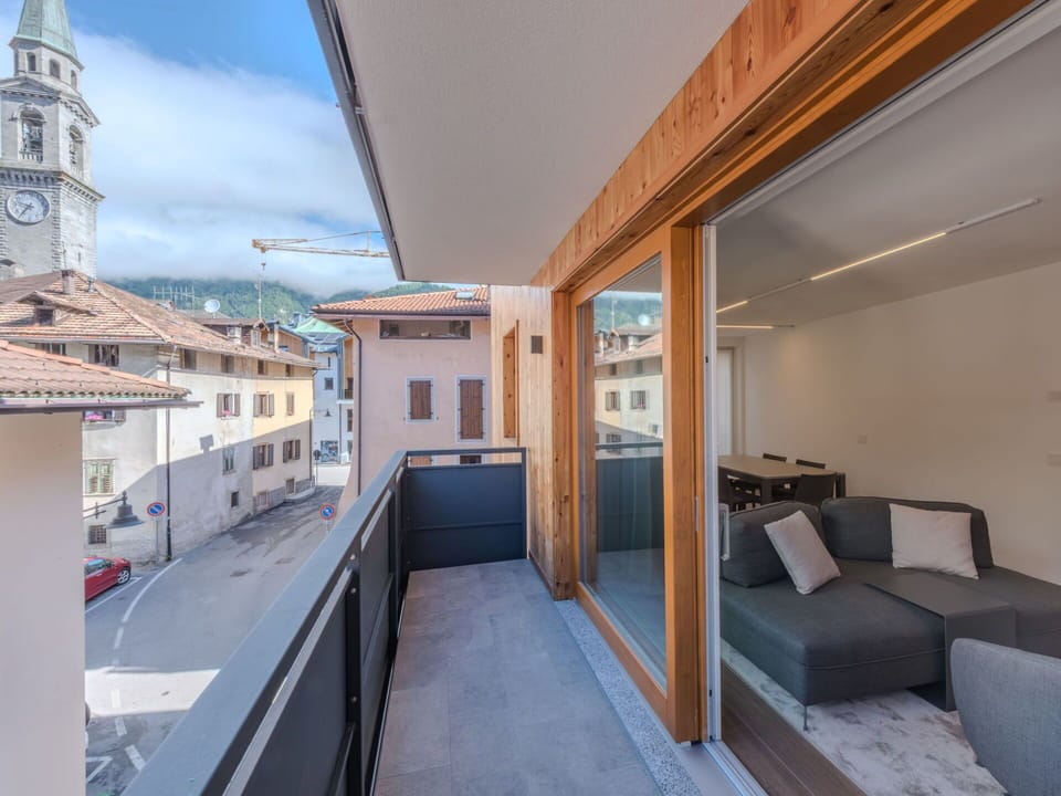 Apartment, Balcony, Hardwood, Wood Stain, Daylighting