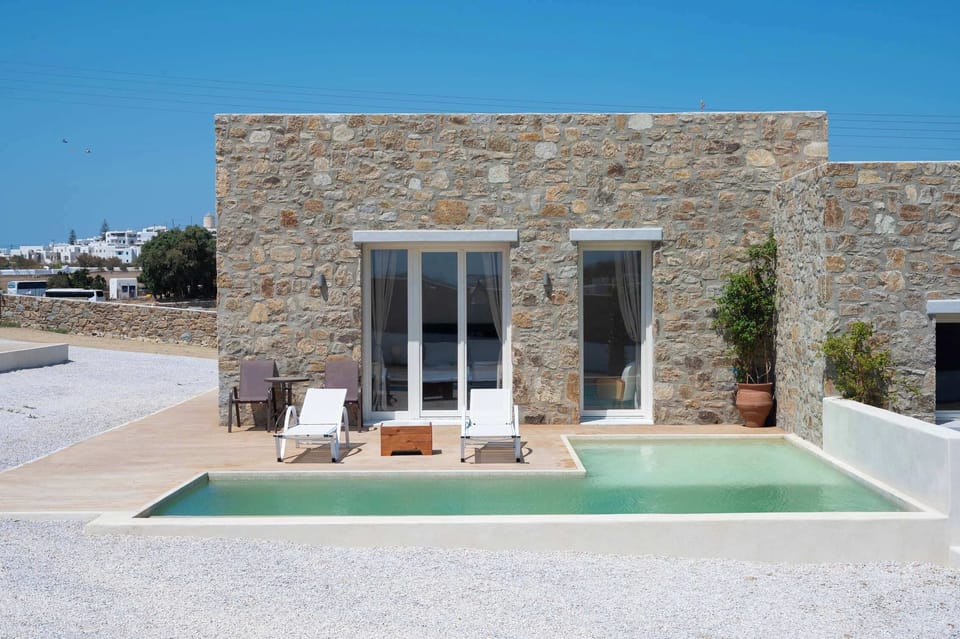 Enjoy Moments of Relaxation by the Pool – Lounge in total privacy, surrounded by natural stone and sea breeze.