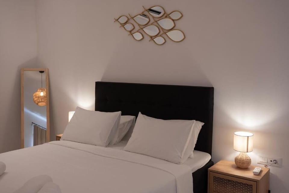 Cozy Room with Warm Textures and Lighting – A welcoming bedroom blending comfort and refined simplicity.