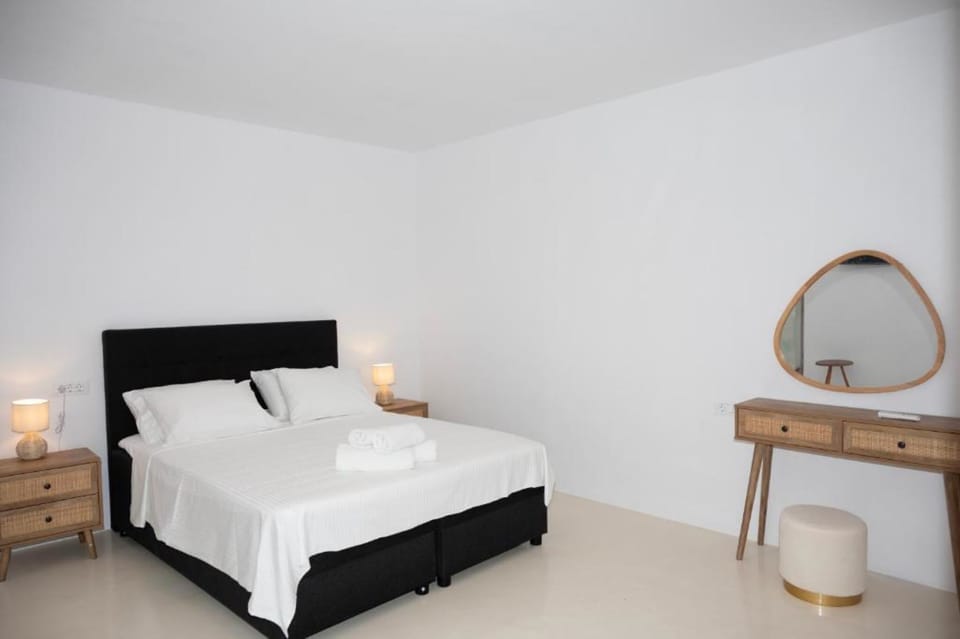 Second Double Bedroom – Comfort and Simplicity
Minimalist décor with warm details and plush bedding for restful sleep.