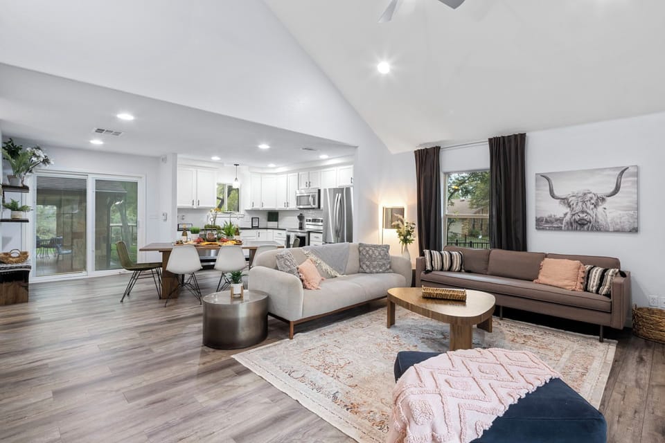 Living Area (624)