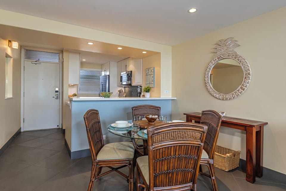 Fully equipped kitchen and dining area