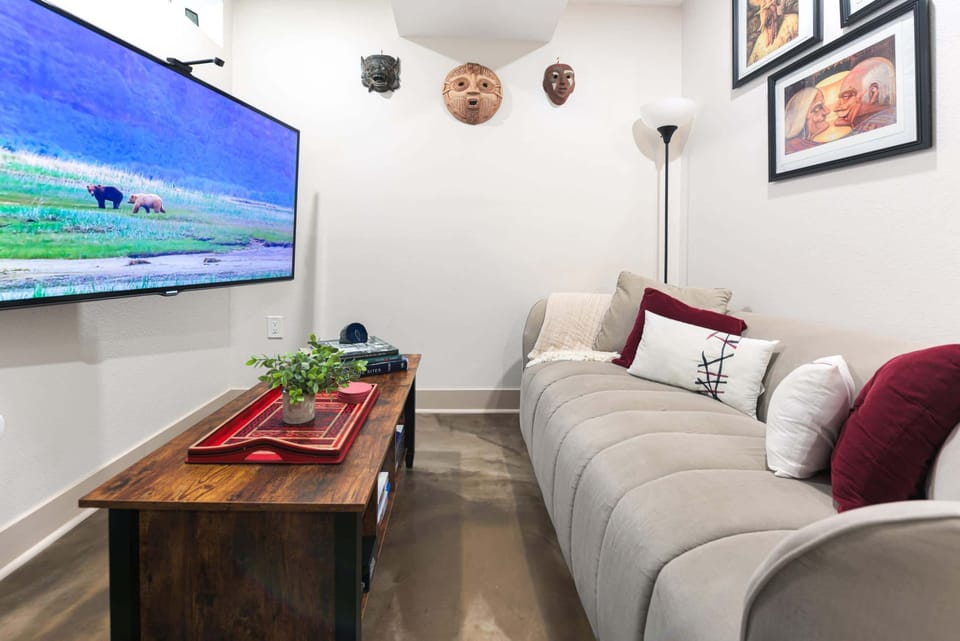 Living area with Smart TV and board games