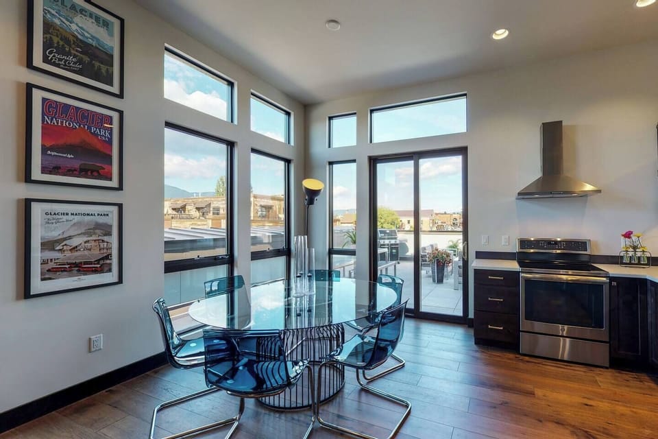 Dining area with views of the mountains (including the slopes at Whitefish Mountain Resort) and downtown. It’s a 2 minute walk to restaurants, bars and shopping of downtown Whitefish.