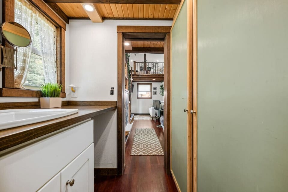 Bright, airy space with stylish finishes and a touch of nature—your retreat awaits!