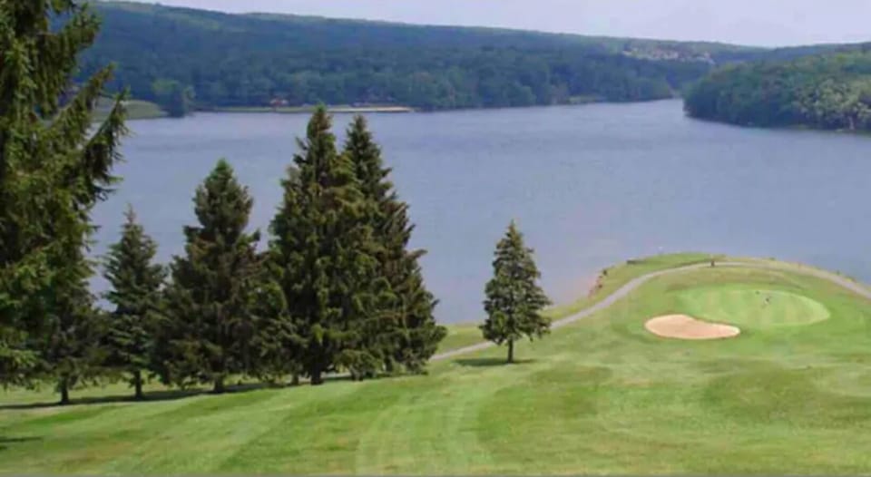 lake view and beautiful 18 hole golf course
l