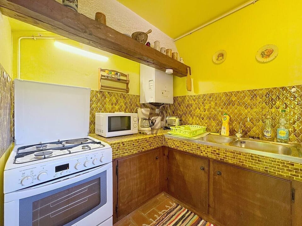 Cuisine provençale, équipée, gazinière, micro-ondes et de nombreux rangements.
