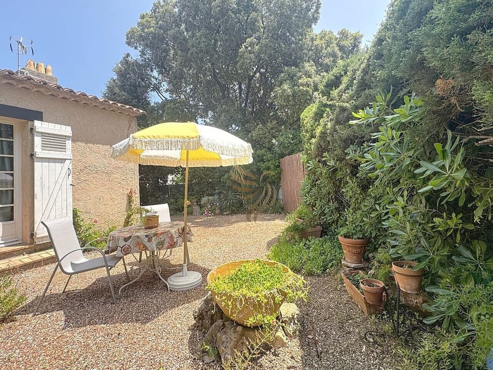 Prenez une pause, un jardin verdoyant, une table et deux fauteuils de repos dans un cadre paisible et reposant.