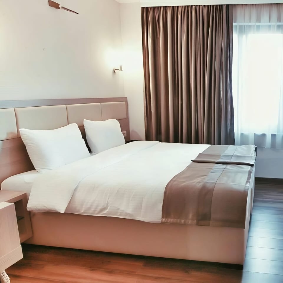 Unit with 1 Double or 2 Twin beds. Exact unit will be assigned upon arrival. Views, colors, and decor may vary.