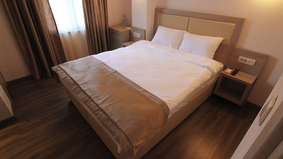 Unit with Double bed. Exact unit will be assigned upon arrival. Views, colors, and decor may vary.